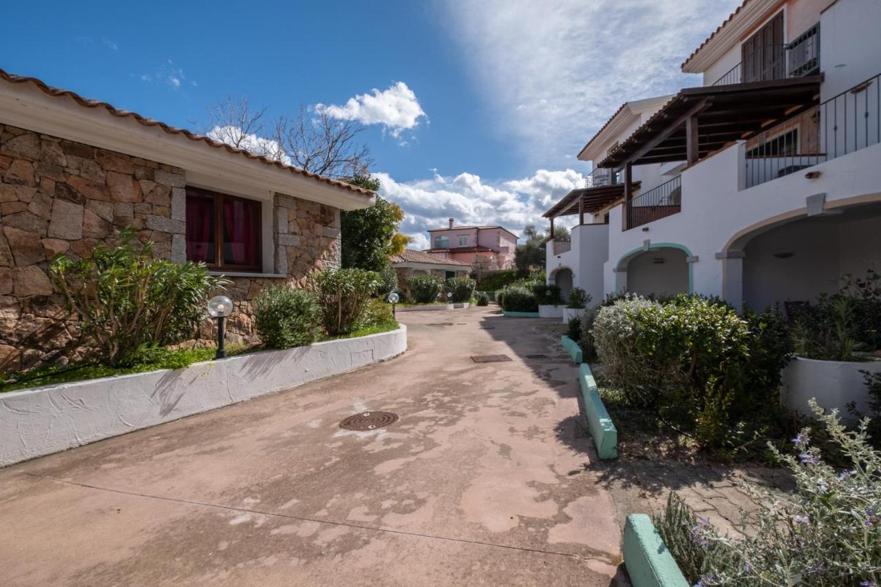 Oleandri Rossi Villa Tanaunella Esterno foto
