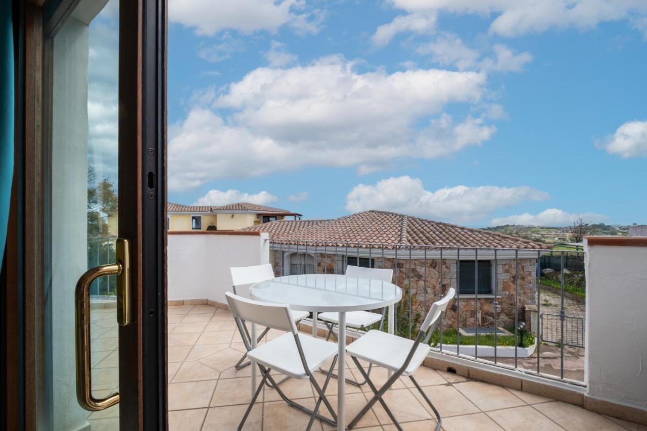 Oleandri Rossi Villa Tanaunella Esterno foto